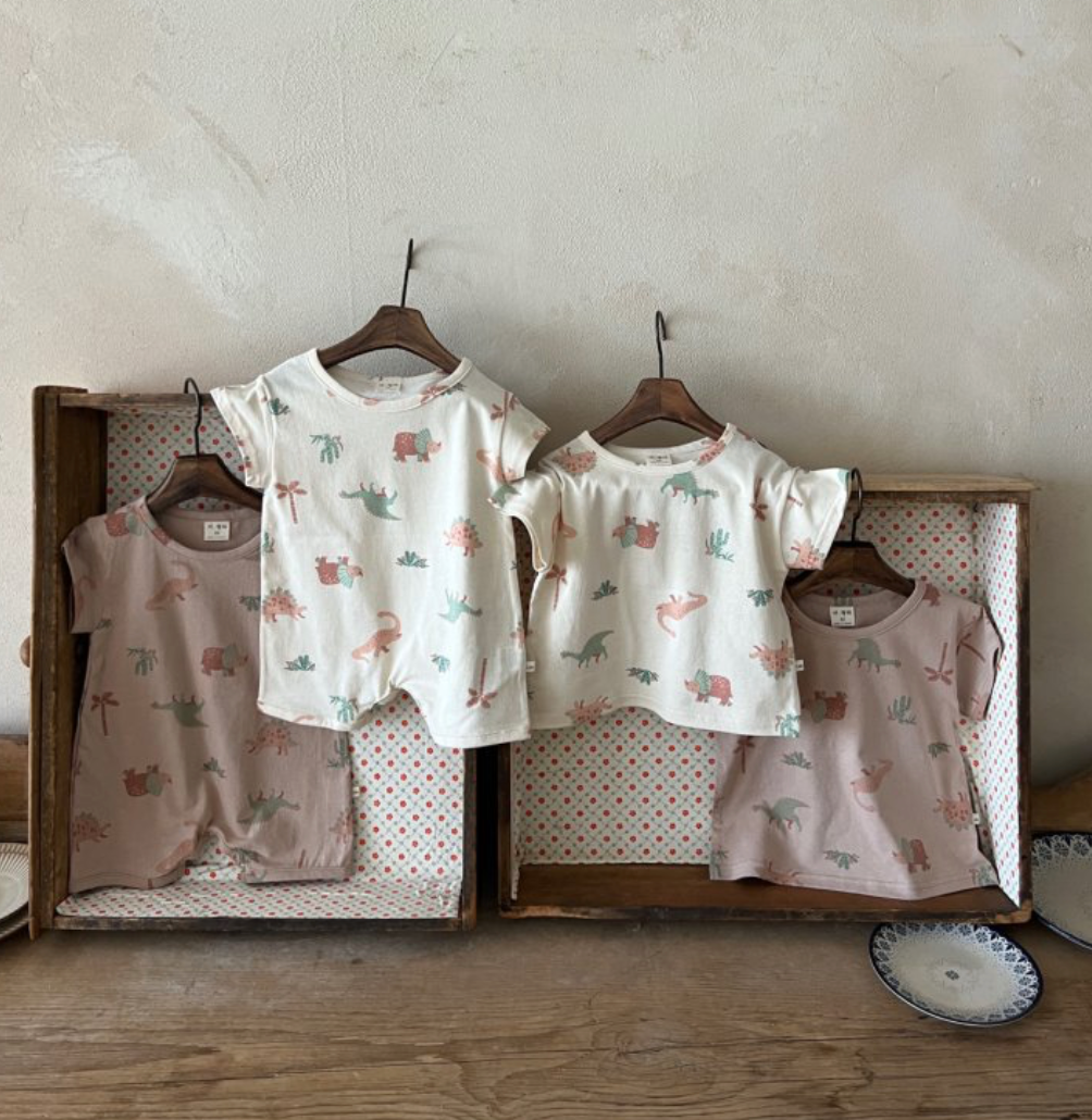 High quality newborn and baby garments and goods in fun, timeless and neutral colors and patterns. Cotton and gender neutral baby onesies, baby tops, baby bottoms, baby home goods and baby shower and baby gifts from best Scandinavian and South Korean brands with fast delivery and gift wrapping delivered in the US