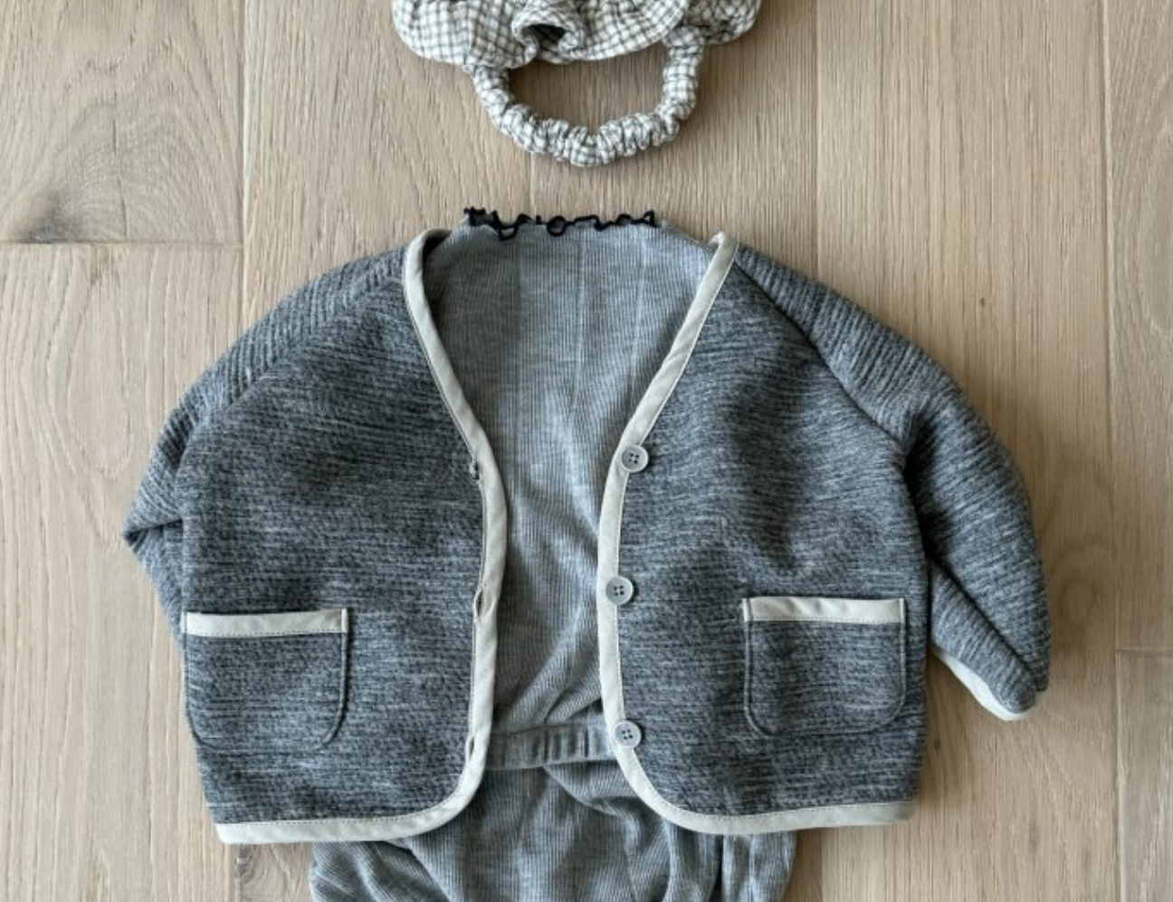 Kkureogi Cardigan - Grey