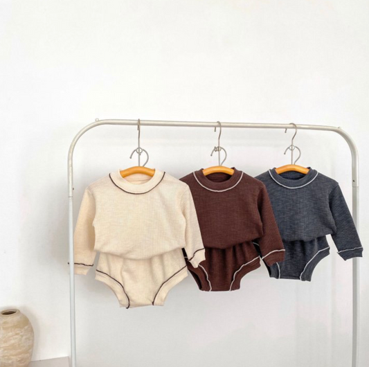 High quality newborn and baby garments and goods in fun, timeless and neutral colors and patterns. Cotton and gender neutral baby onesies, baby tops, baby bottoms, baby home goods and baby shower and baby gifts from best Scandinavian and South Korean brands with fast delivery and gift wrapping delivered in the US